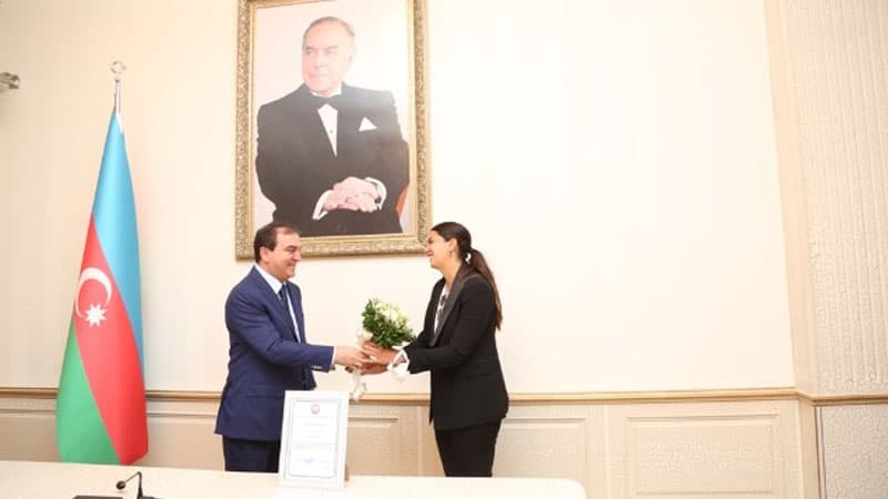 Gəncənin icra başçısı Fulya Öztürkə samovar hədiyyə etdi (FOTOLAR)