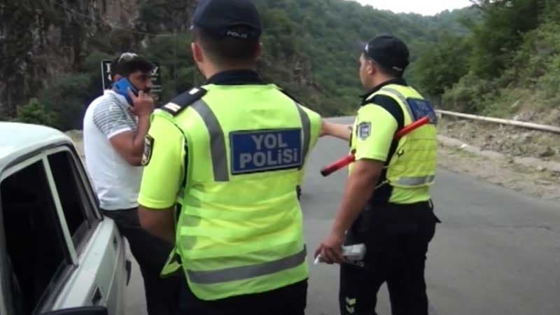 Yol polisi vəzifəli şəxsi sərxoş halda avtomobil idarə edərkən saxladı (VİDEO)