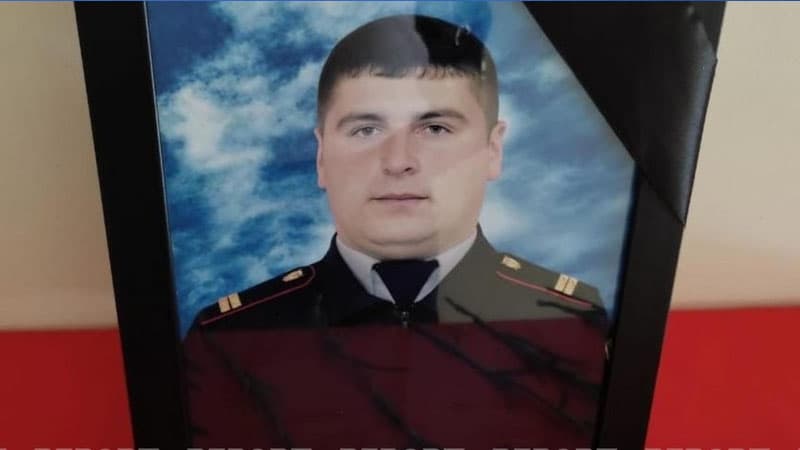 Avtomobil polisi vuraraq öldürdü