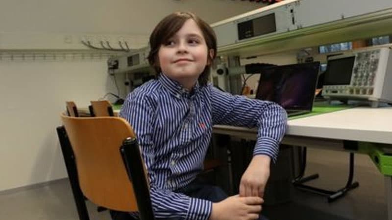 11 yaşlı uşaq universitet məzunu oldu: "Hədəfim ölümsüzlükdür"