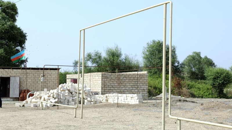 Qazi və şəhid ailələrinin evlərinin qazlaşdırılması davam edir (FOTO/VİDEO)