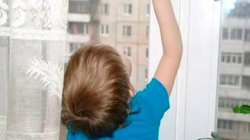 4 yaşlı uşaq 5-ci mərtəbədən düşdü, sağ qaldı