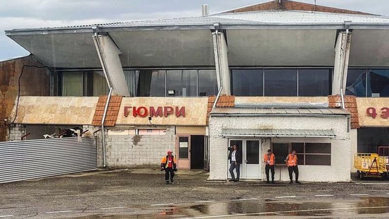 Rusiyalı bloqer erməni aeroportundakı iyrənc mənzərədən danışdı (FOTO)