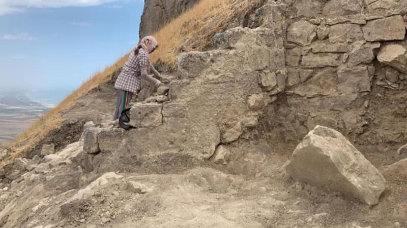 "Beşbarmaq"da peyğəmbər möhürü olan qəbir daşı tapıldı (FOTOLAR)