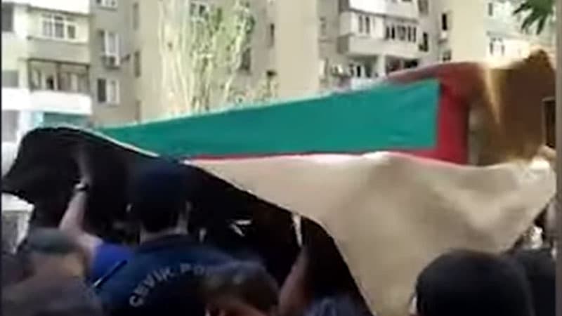 Şəhid kapitanın cənazəsi evinə gətirildi (FOTO/VİDEO)