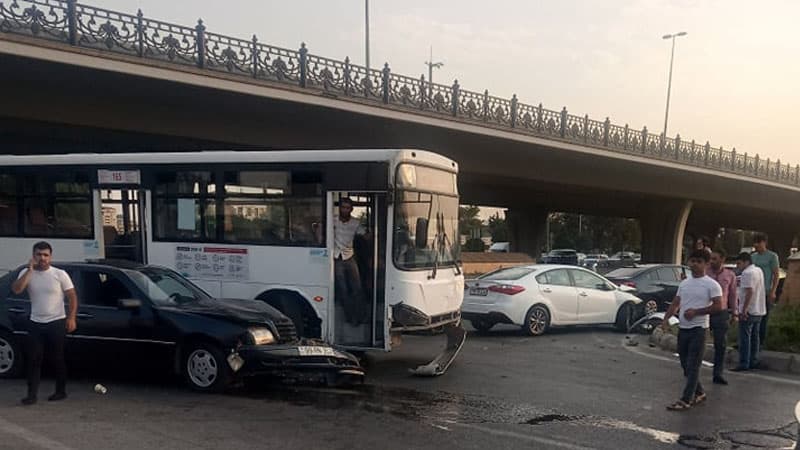 Bakıda zəncirvari qəza: Marşrut avtobusu və 6 avtomobil toqquşdu (FOTOLAR)