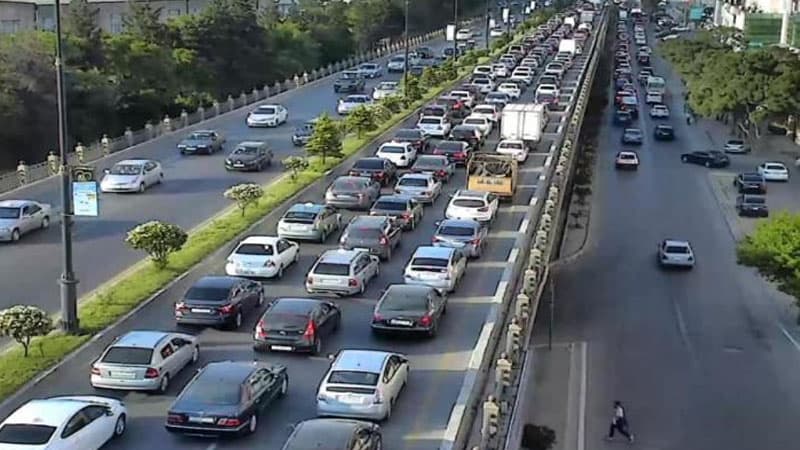 Bu yollarda tıxac var (SİYAHI)