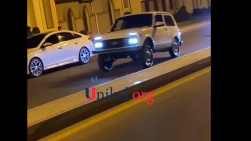 Bakıda gənc oğlan "Niva"nın "qabağını qaldırıb", nömrəsiz sürdü (VİDEO)