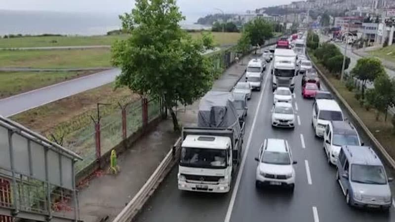 Azərbaycanlı sürücü Ankara yolunda tıxac yaratdı (FOTOLAR)