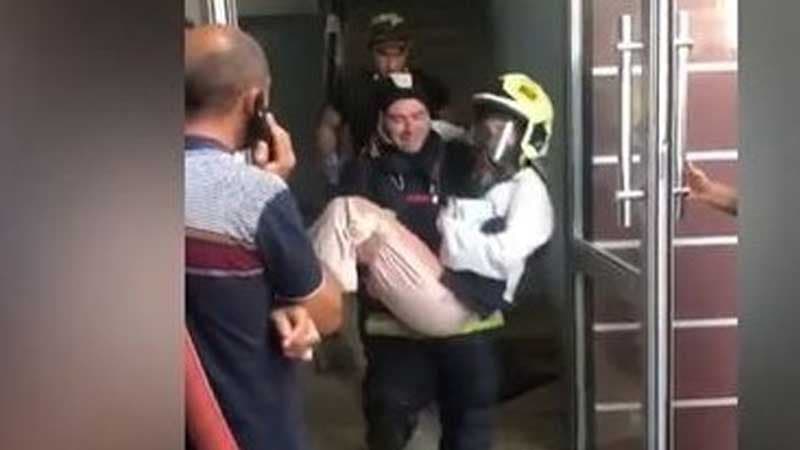 Bakıda insanların yanğından xilas edilmə anı (VİDEO)
