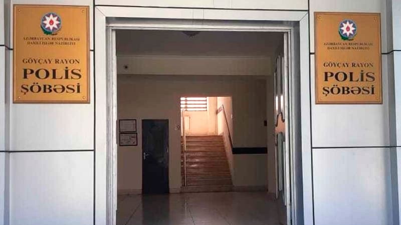 Şortikə görə Polis Şöbəsinə buraxılmadı: "Bura plyaj deyil" (FOTO)