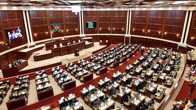 Milli Məclis polisi döyən deputata görə növbədənkənar toplanır