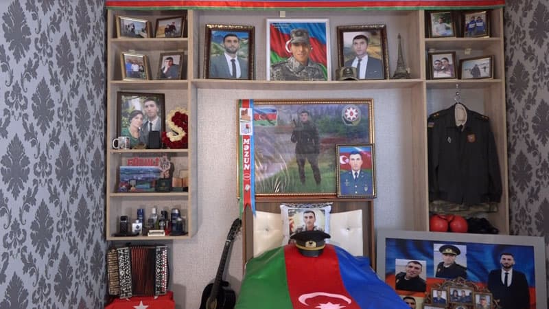 Polad Həşimovun cənazəsini çiynində daşıyan şəhid (VİDEO)