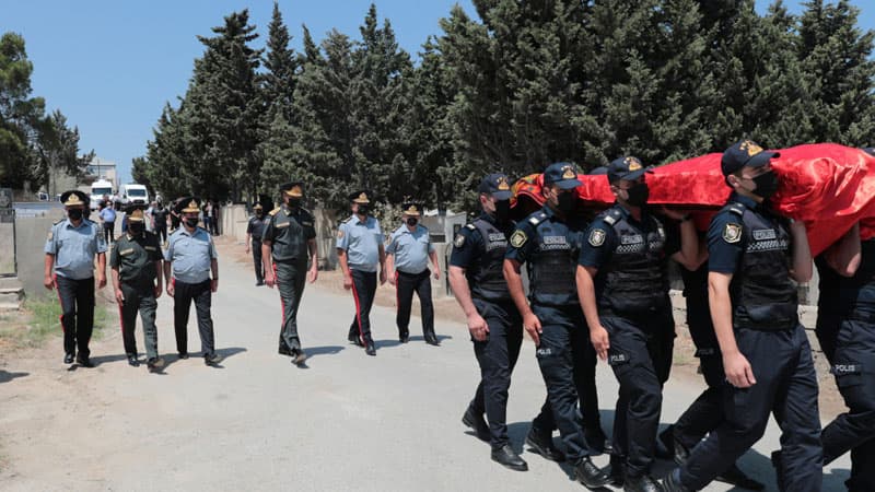 Vilayət Eyvazov polis əməkdaşı ilə vida mərasimində iştirak etdi
