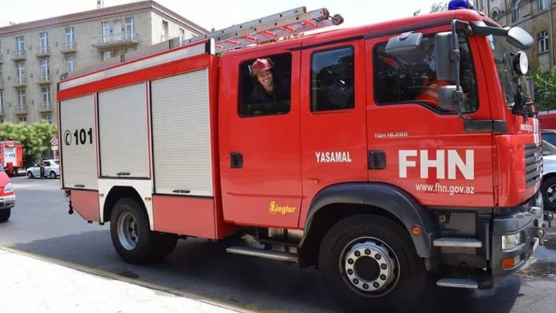 Bakının mərkəzində ağaclıq ərazi yanır