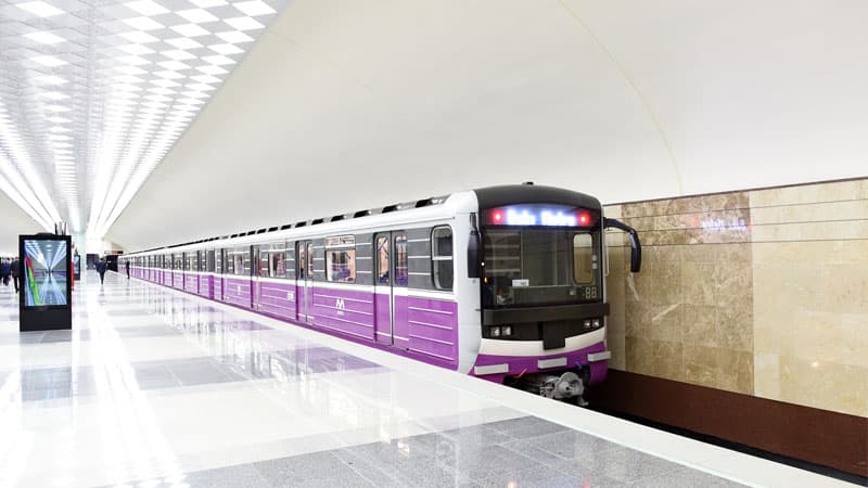 Bakı metrosunda hadisə: Qadın qatar yoluna düşdü (YENİLƏNİB)