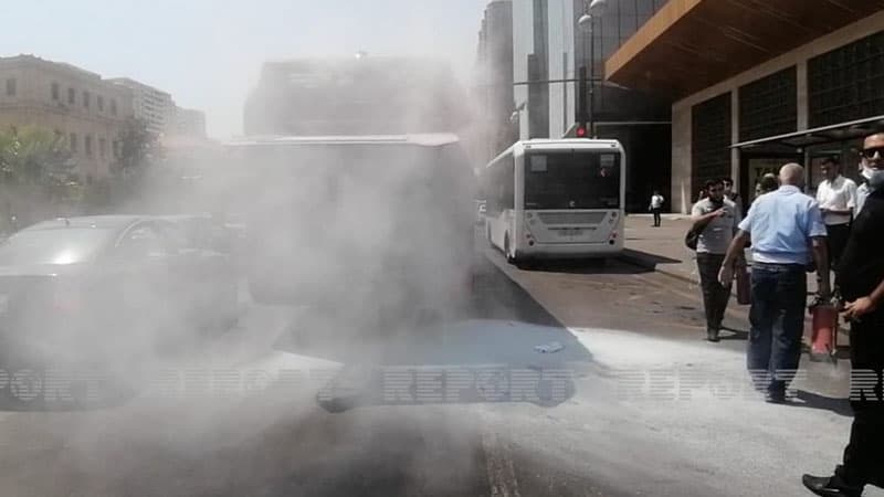 Bakıda "BakuBus" avtobusu yandı: Sərnişinlər təxliyə edildi (FOTOLAR)