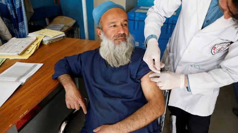 “Taliban” COVID peyvəndini qadağan etdi
