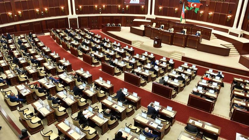 Deputatlar tətildən qayıdır