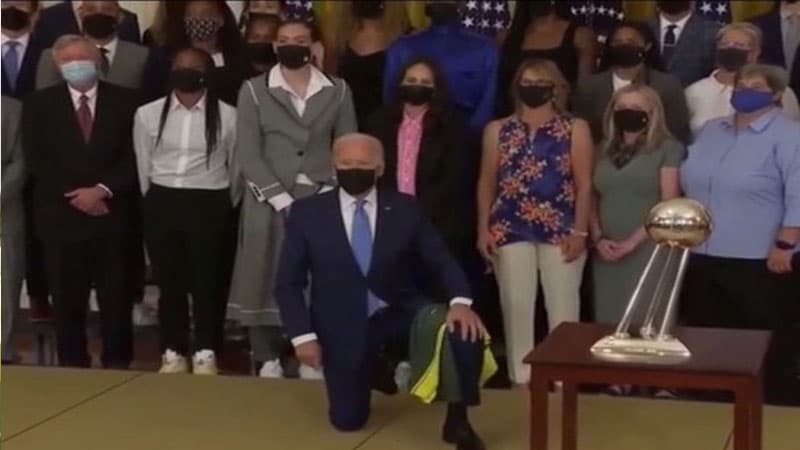 Bayden idmançı qızların qarşısında diz çökdü (VİDEO)