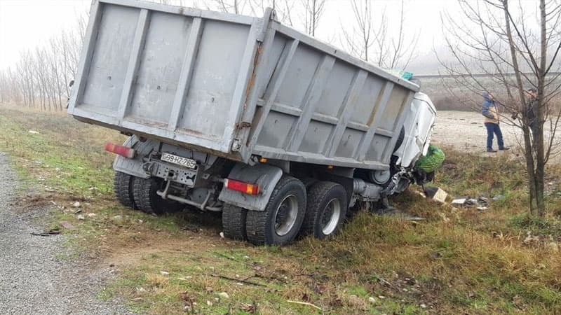 Şabranda “Shacman”la mikroavtobus toqquşdu - Çox sayda yaralı var