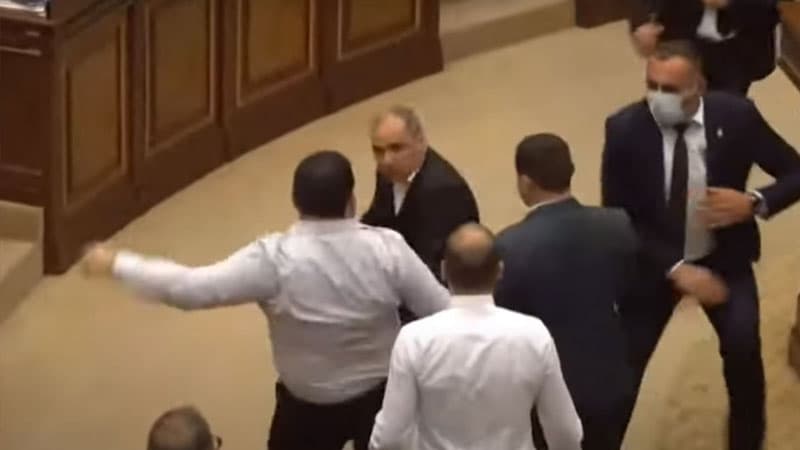 Ermənistanda hakim partiyanın deputatları müxalifətçi deputatı döydü (VİDEO)