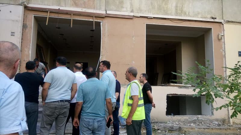Bakıda müəmmalı bina söküntüsü - Tikinti şirkəti ilə sakinlər arasında qalmaqal (FOTOLAR)