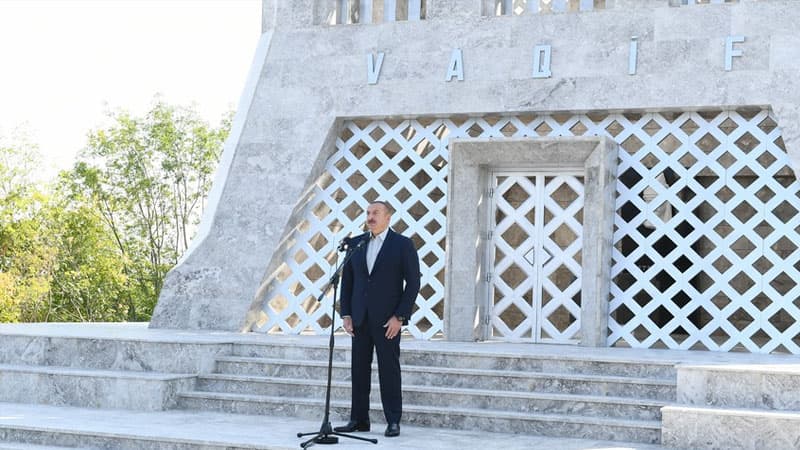 İlham Əliyev və Mehriban Əliyeva Şuşada Vaqif Poeziya Günlərinin açılışında (VİDEO)