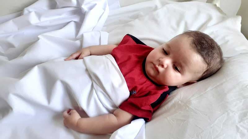 5 aylıq övladını küçəyə atan ana tapıldı (FOTO)