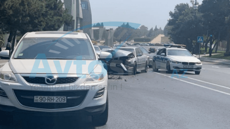 Polis əməkdaşı Milli Məclisin yanında ağır qəzaya düşdü (VİDEO)