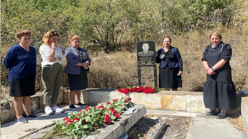 Kəlbəcər sakini: “Uzun illər sonra ilk dəfədir ki, həyat yoldaşımın məzarını ziyarət edirəm”