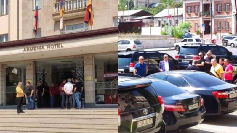 Qarabağ erməniləri İrəvandan gələn deputatları daşlayıblar