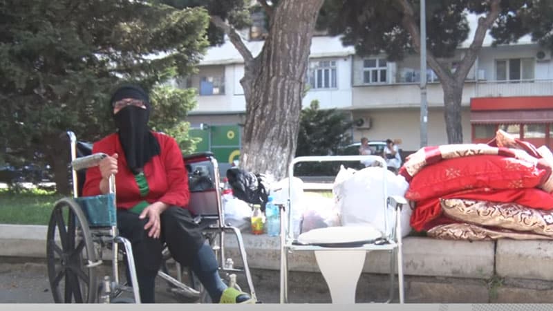 Əlil arabası ilə küçələrdə gecələyən qadının hekayəsi (VİDEO)