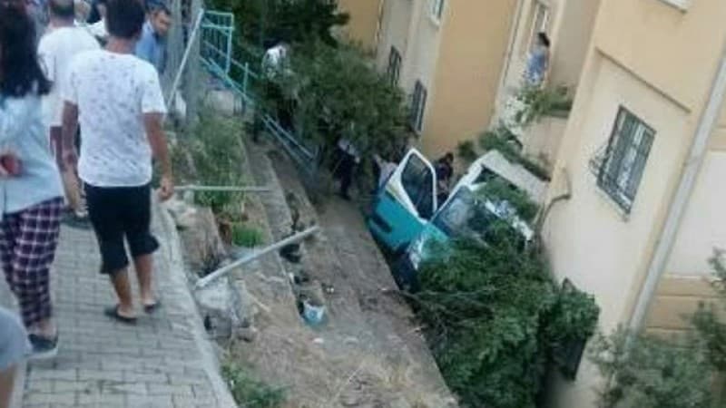 Türkiyədə mikroavtobus binanın bağçasına düşdü: toya gedən 20 nəfər yaralandı