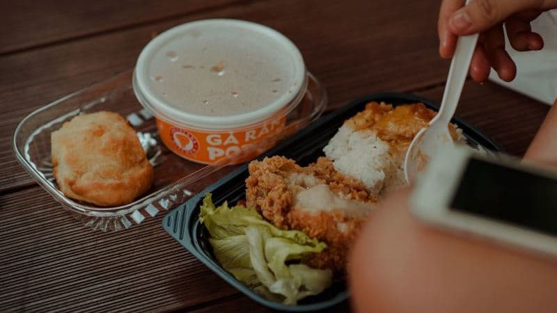 Plastik qablarla bağlı qadağaya əməl edən yoxdur, alternativlərə isə imkan verilmir...