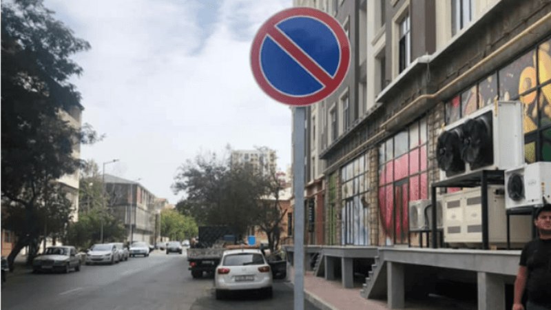 Şirkət səkini işğal edib parkinq yaratdı: BNA tədbir görəcəyini açıqladı (FOTO)