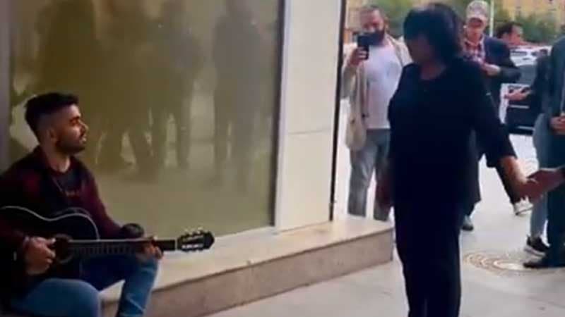 Flora Kərimova küçə musiqiçisi ilə mahnı oxudu (VİDEO)