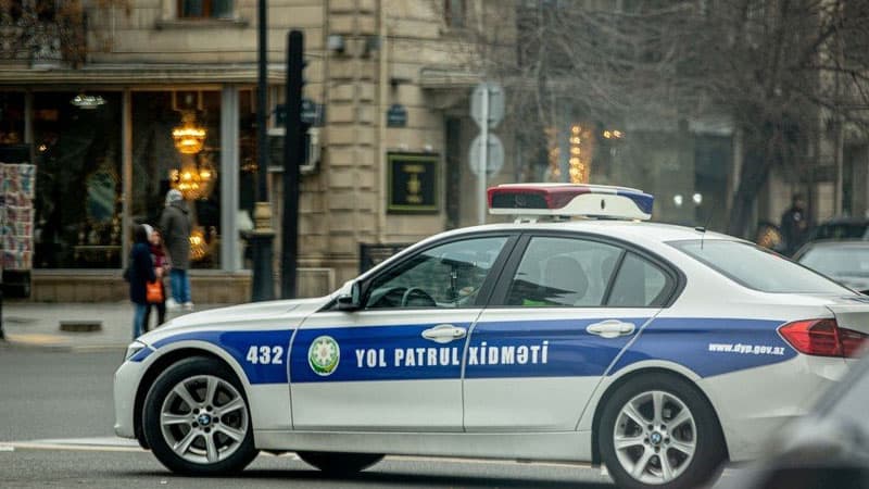 Sürücü yol polislərinə xəsarət yetirdi