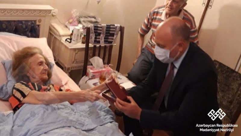 Xalq artisti Rəfiqə Axundovaya “Şöhrət” ordeni təqdim olundu (FOTO)