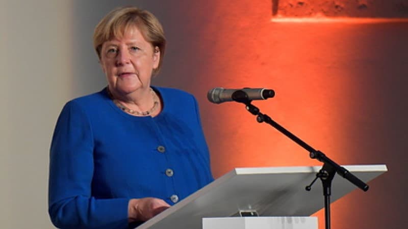 Merkel Polşaya Ukrayna üzərindən qaz tranzitini davam etdirəcəyinə söz verdi