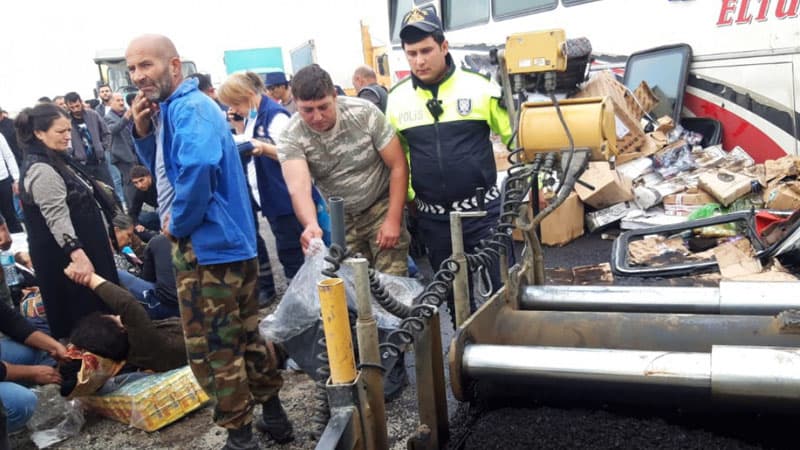 Hacıqabulda sərnişin avtobusu qəzaya uğradı: Çox sayda yaralı var (FOTO/YENİLƏNİB)
