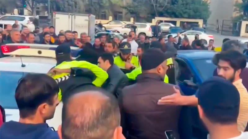 Bakıda sərxoş sürücü ilə polis arasında insident (VİDEO)