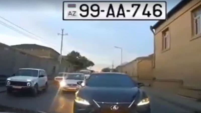 “AA” seriyalı avtomobil qaydalara məhəl qoymadı (VİDEO)