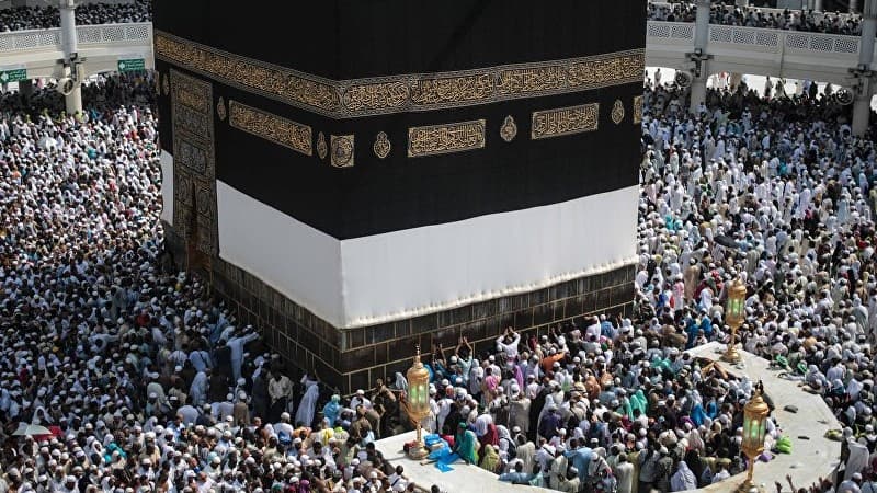 Kəbədə uzun fasilədən sonra sosial məsafəsiz namaz qılındı