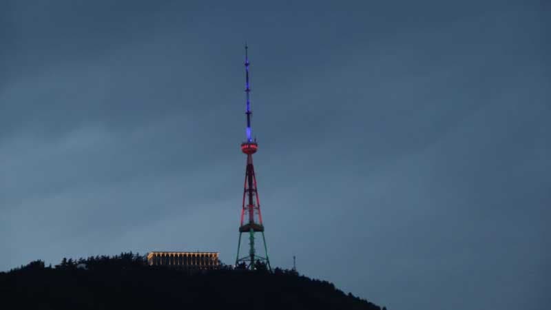 Tbilisi teleqülləsi Azərbaycan bayrağı rəngində