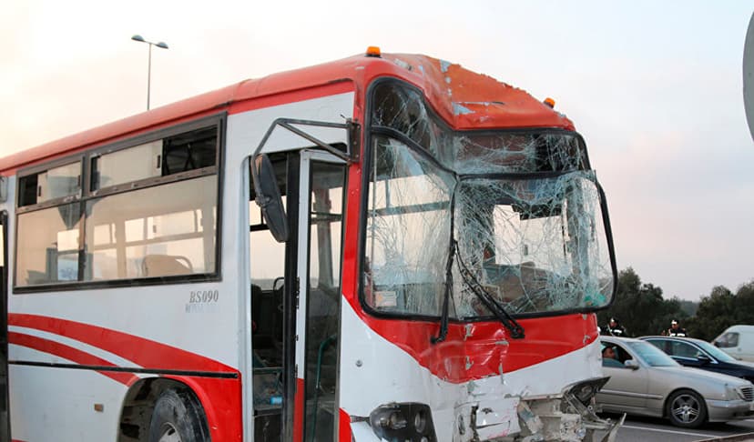 Bakıda avtobus polis idarəsinin hasarına çırpıldı