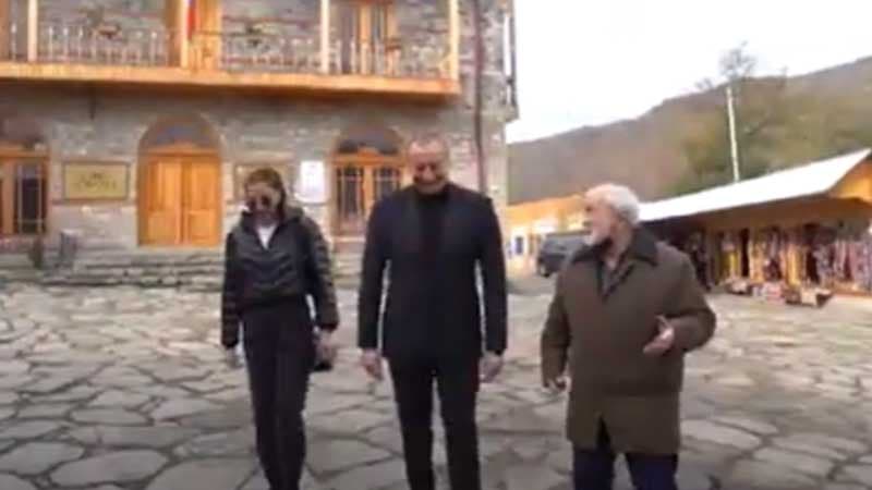 İlham Əliyev və Mehriban Əliyeva Lahıcda sakinlərlə söhbətləşdi (VIDEO)