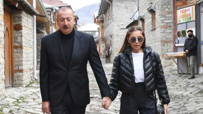 Prezidentlə xanımının Lahıc gəzintisindən (FOTOLAR)