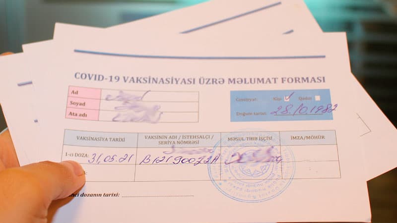 Polis əməkdaşı saxta COVID-19 pasportu satır? (AÇIQLAMA)