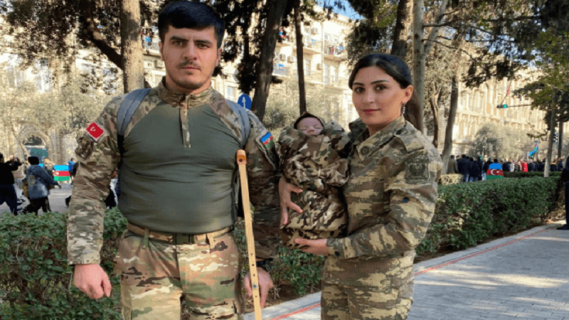 Müharibədə tanış olmuşdular, Zəfər Gününə övladları ilə gəldilər (FOTOLAR)
